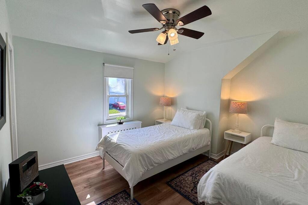 Near The Falls Two Bedroom - 5 Min Walk To Clifton Niagara Bagian luar foto