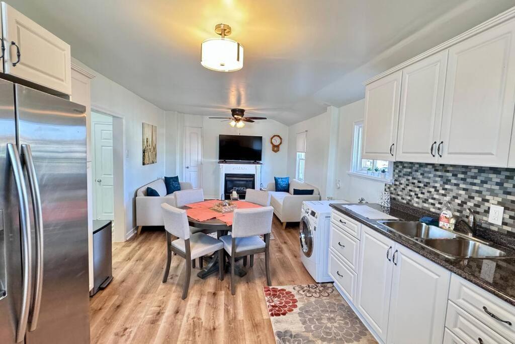 Near The Falls Two Bedroom - 5 Min Walk To Clifton Niagara Bagian luar foto