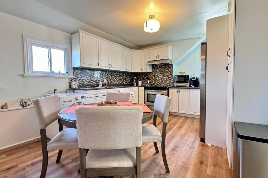 Near The Falls Two Bedroom - 5 Min Walk To Clifton Niagara Bagian luar foto
