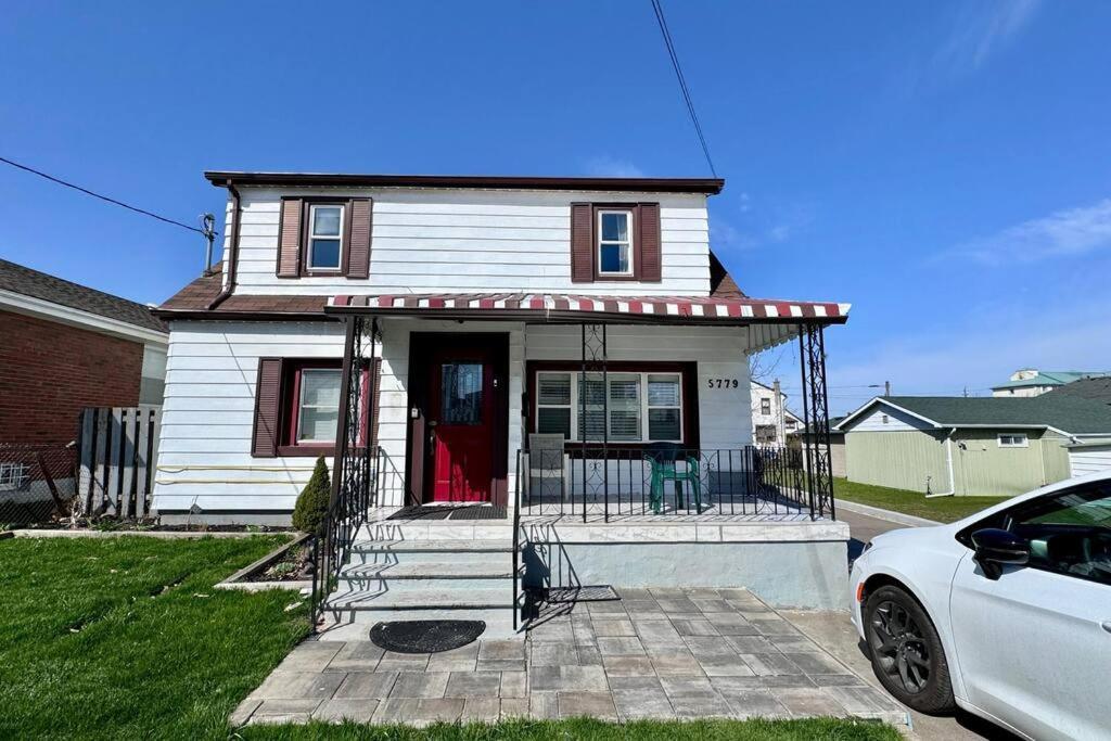 Near The Falls Two Bedroom - 5 Min Walk To Clifton Niagara Bagian luar foto